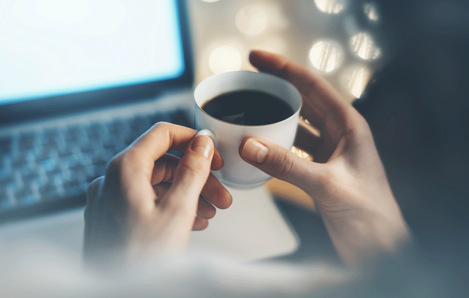Le café réduit les douleurs physiques au bureau